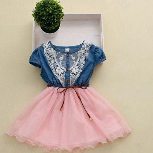 Vestido para niña con combinación de tejidos y pecho bordado