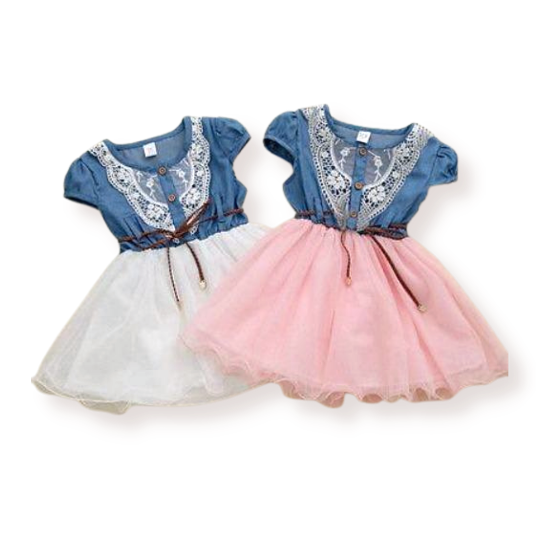 Vestido para niña con combinación de tejidos y pecho bordado
