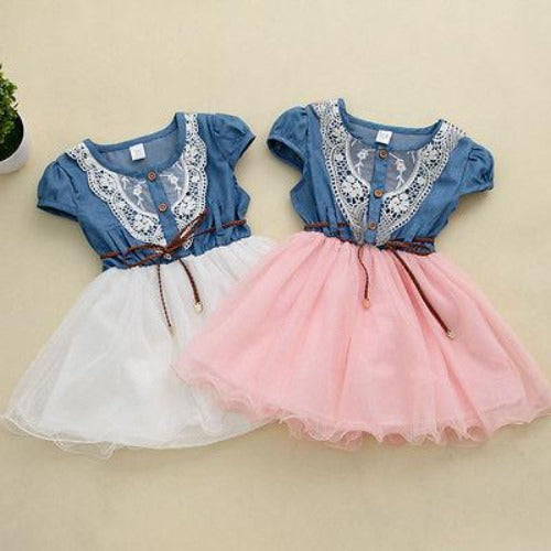 Vestido para niña con combinación de tejidos y pecho bordado