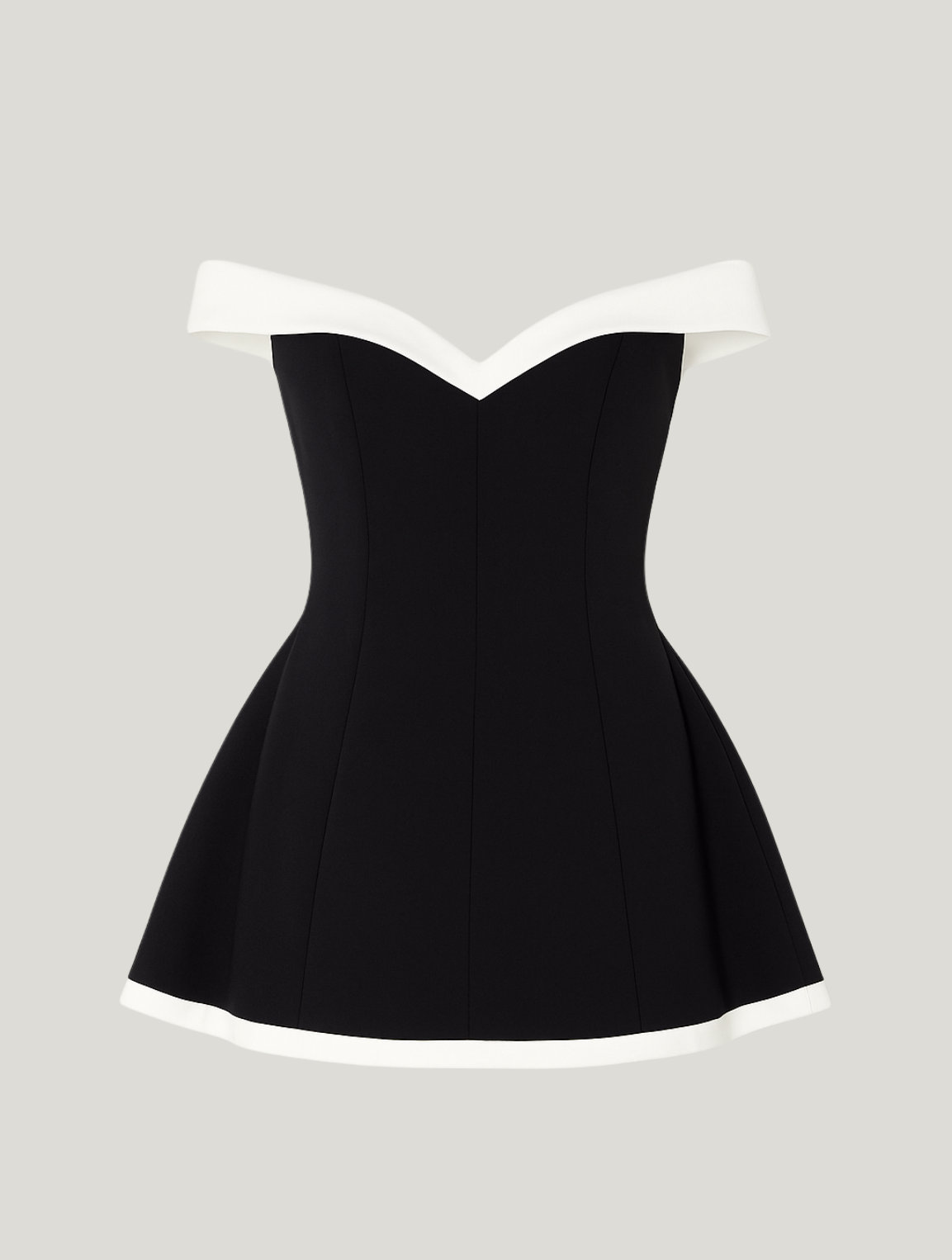 Vestido corto atemporal con hombros descubiertos y detalles a contraste