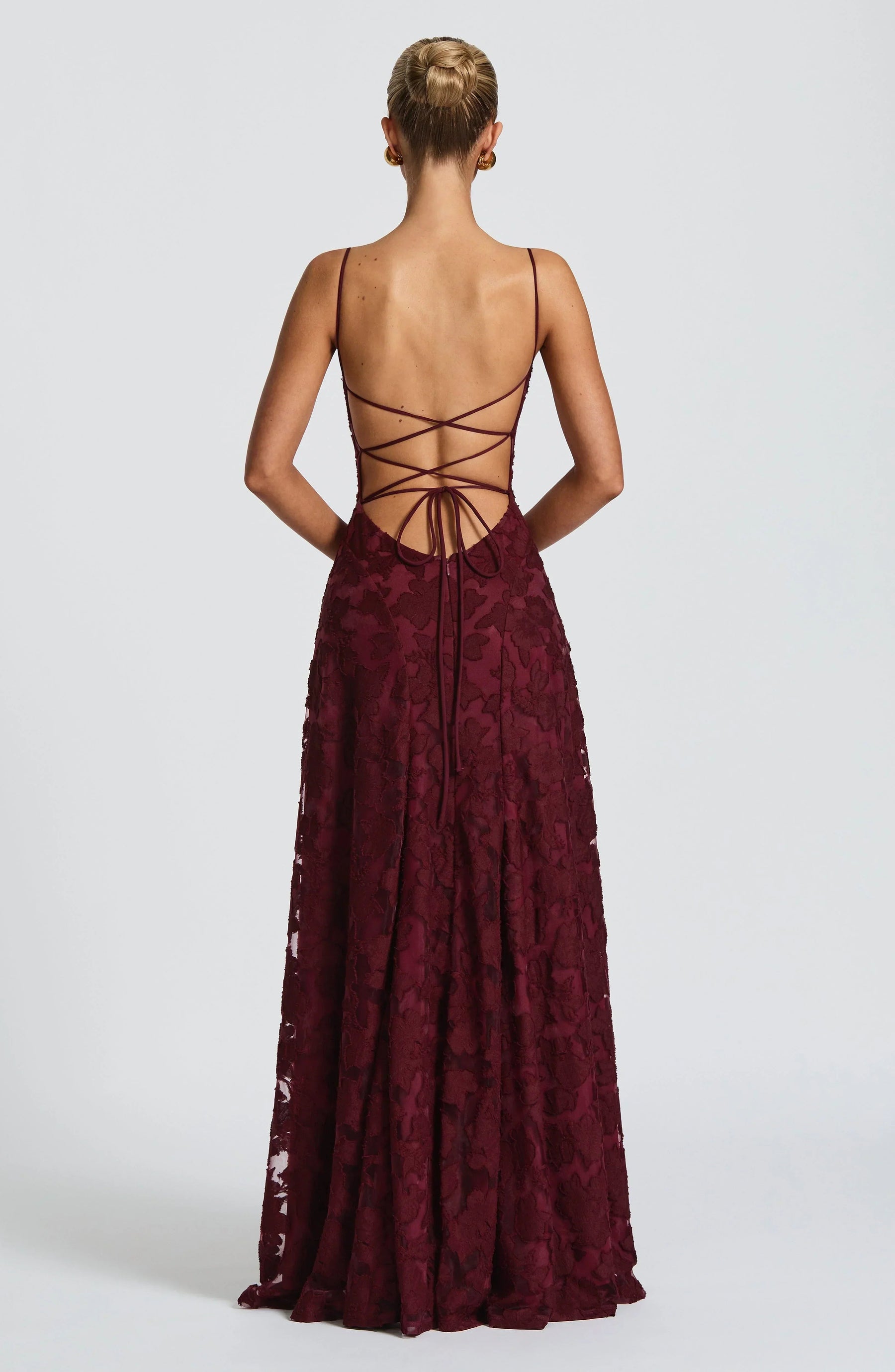 Vestido largo de encaje escotado en la espalda