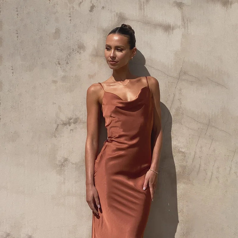 Vestido largo de satén con escote drapeado