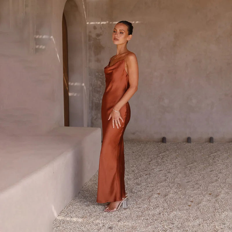 Vestido largo de satén con escote drapeado