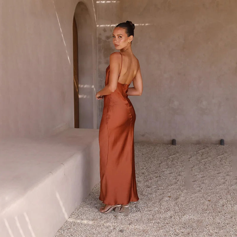 Vestido largo de satén con escote drapeado