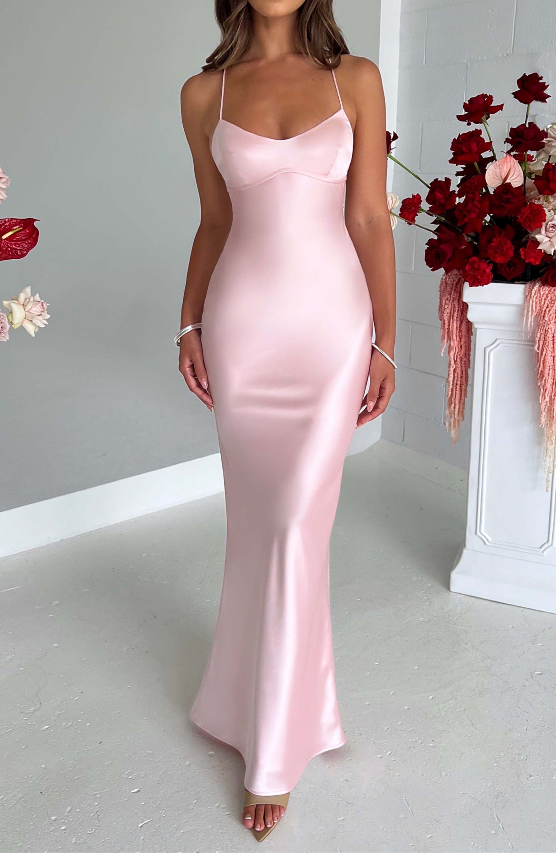 Vestido largo de satén en rosa blush para una silueta radiante