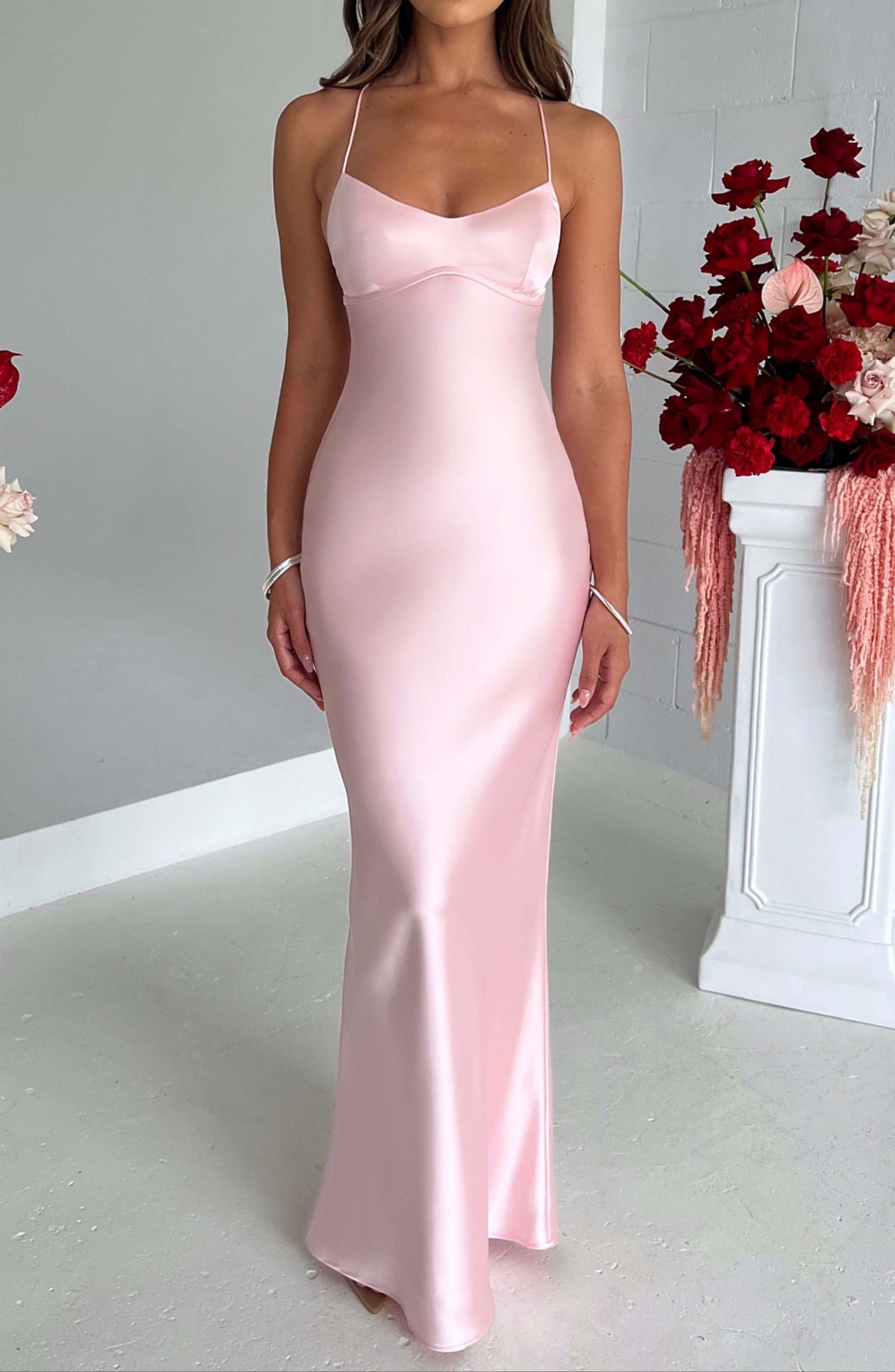 Vestido largo de satén en rosa blush para una silueta radiante