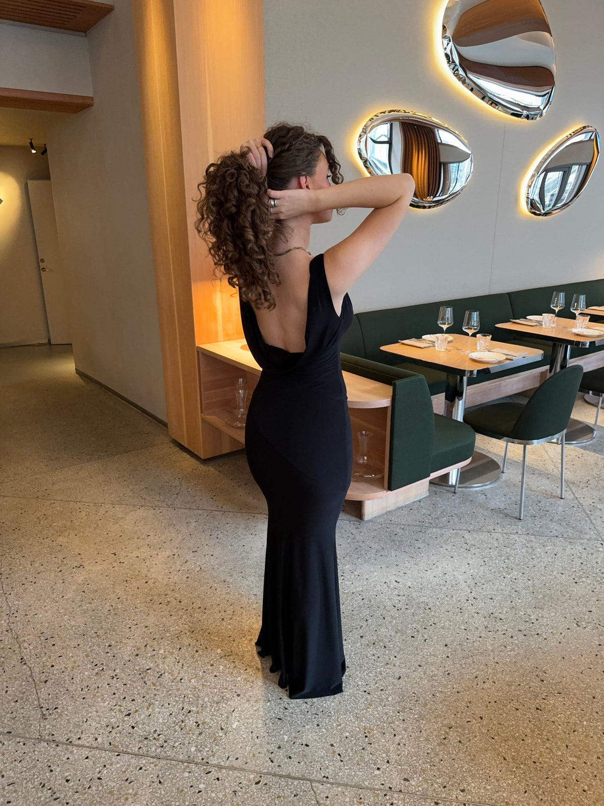 Vestido largo elegante para mujer con abertura y corte ajustado