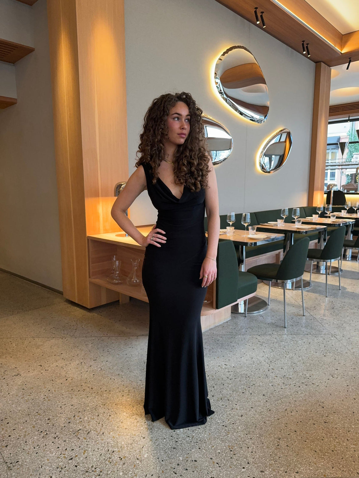 Vestido largo elegante para mujer con abertura y corte ajustado