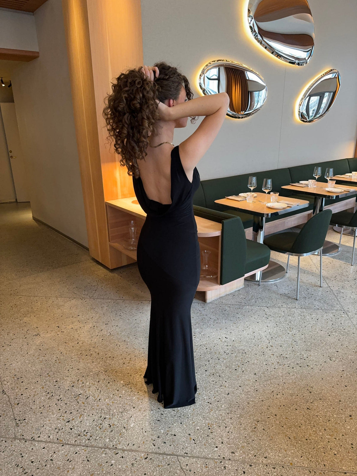Vestido largo elegante para mujer con abertura y corte ajustado