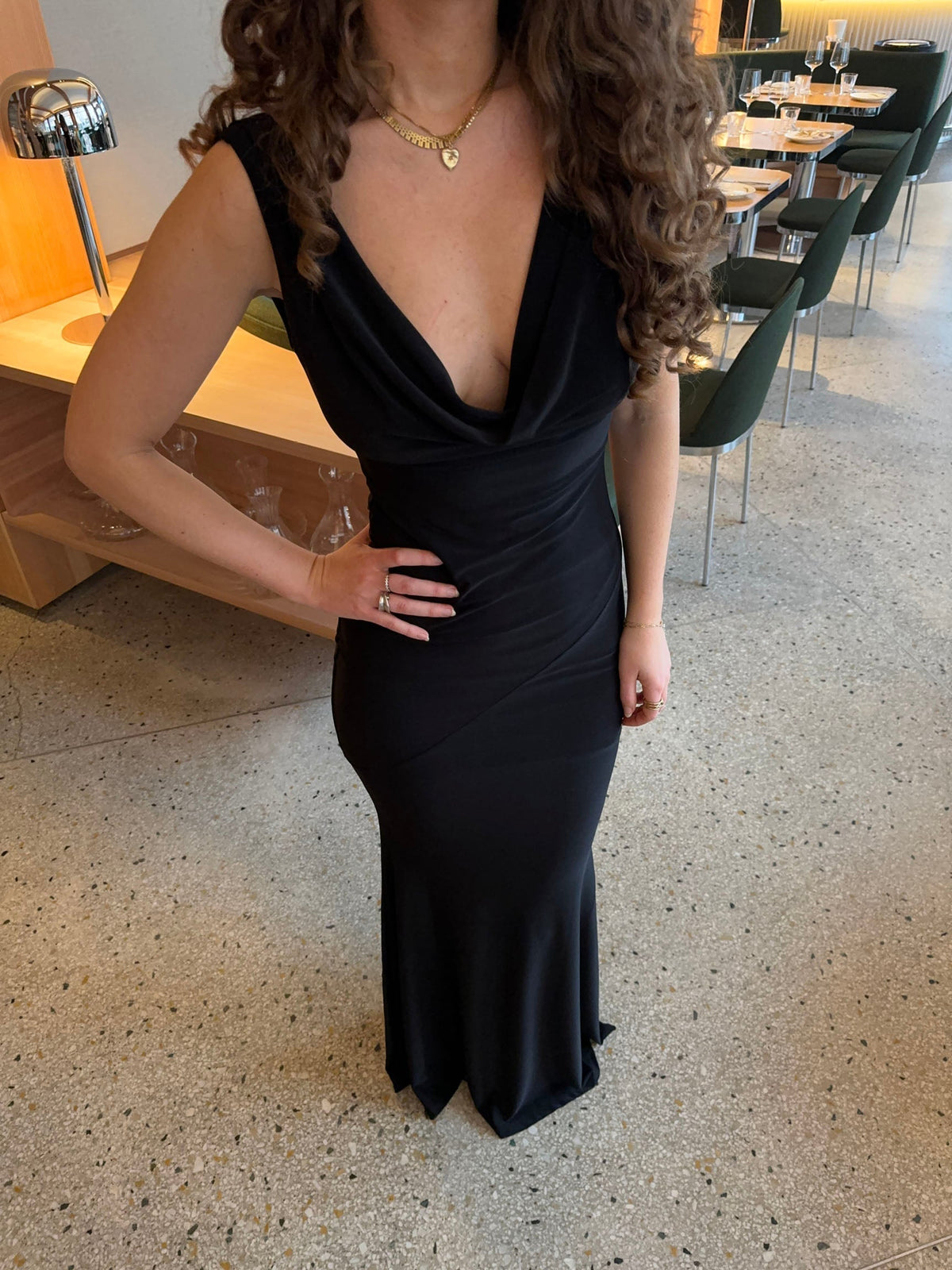 Vestido largo elegante para mujer con abertura y corte ajustado
