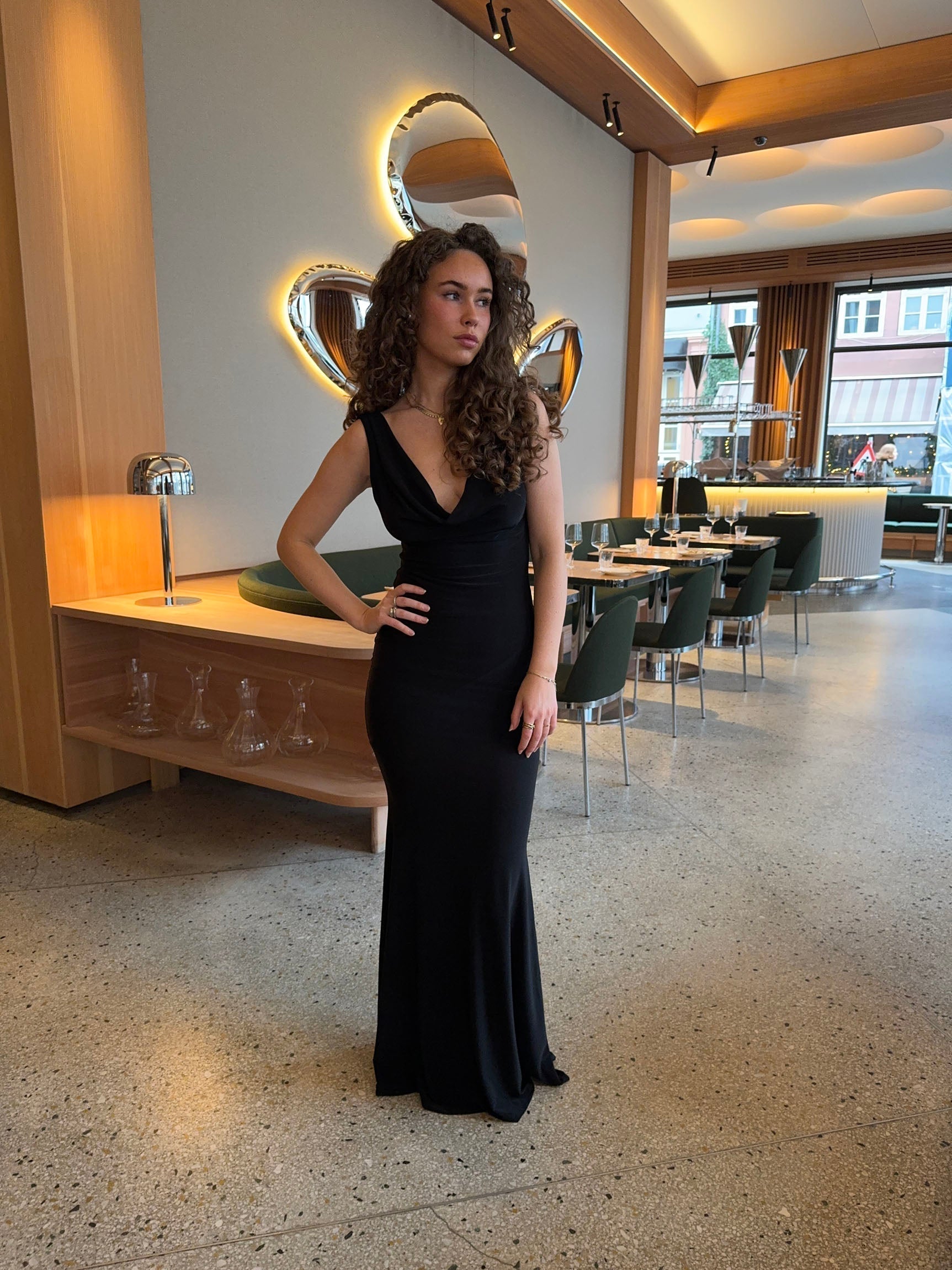 Vestido largo elegante para mujer con abertura y corte ajustado