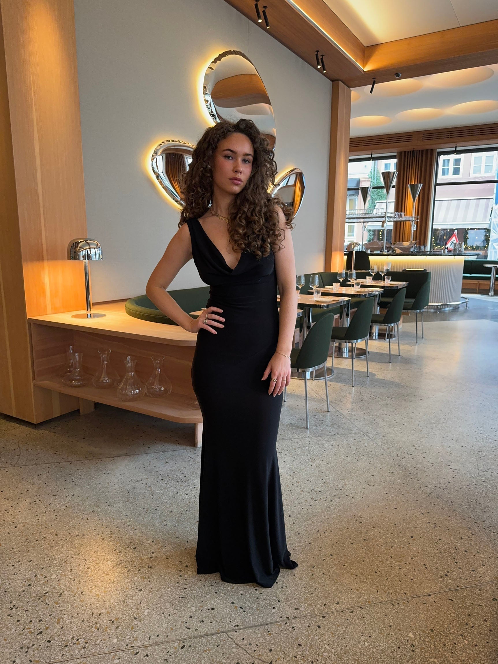 Vestido largo elegante para mujer con abertura y corte ajustado