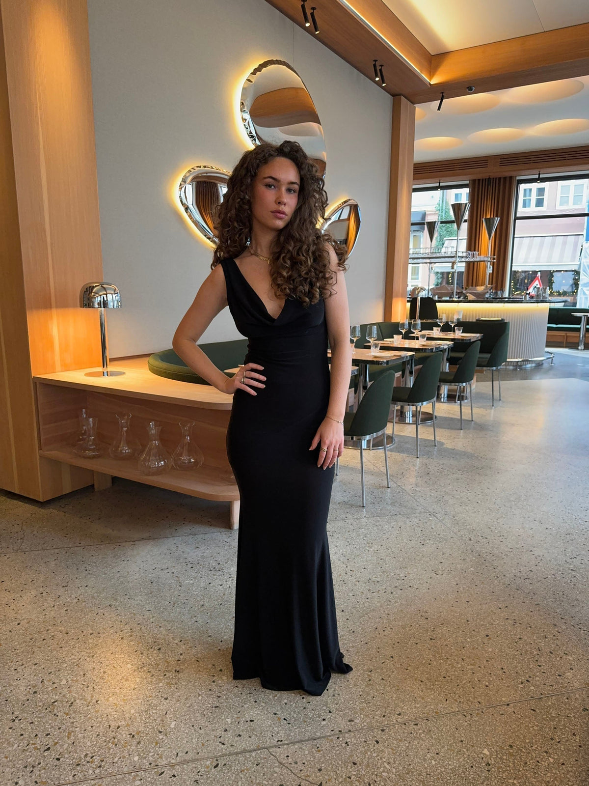 Vestido largo elegante para mujer con abertura y corte ajustado