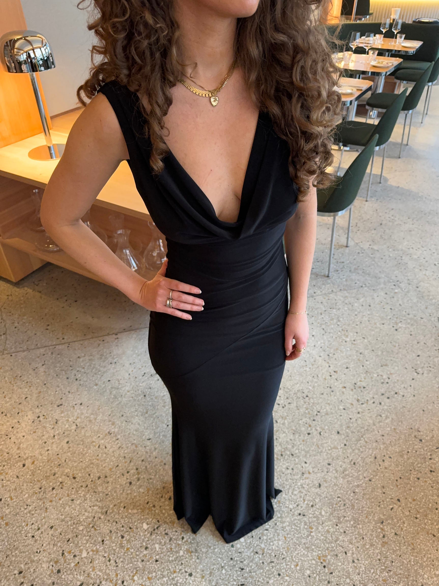 Vestido largo elegante para mujer con abertura y corte ajustado