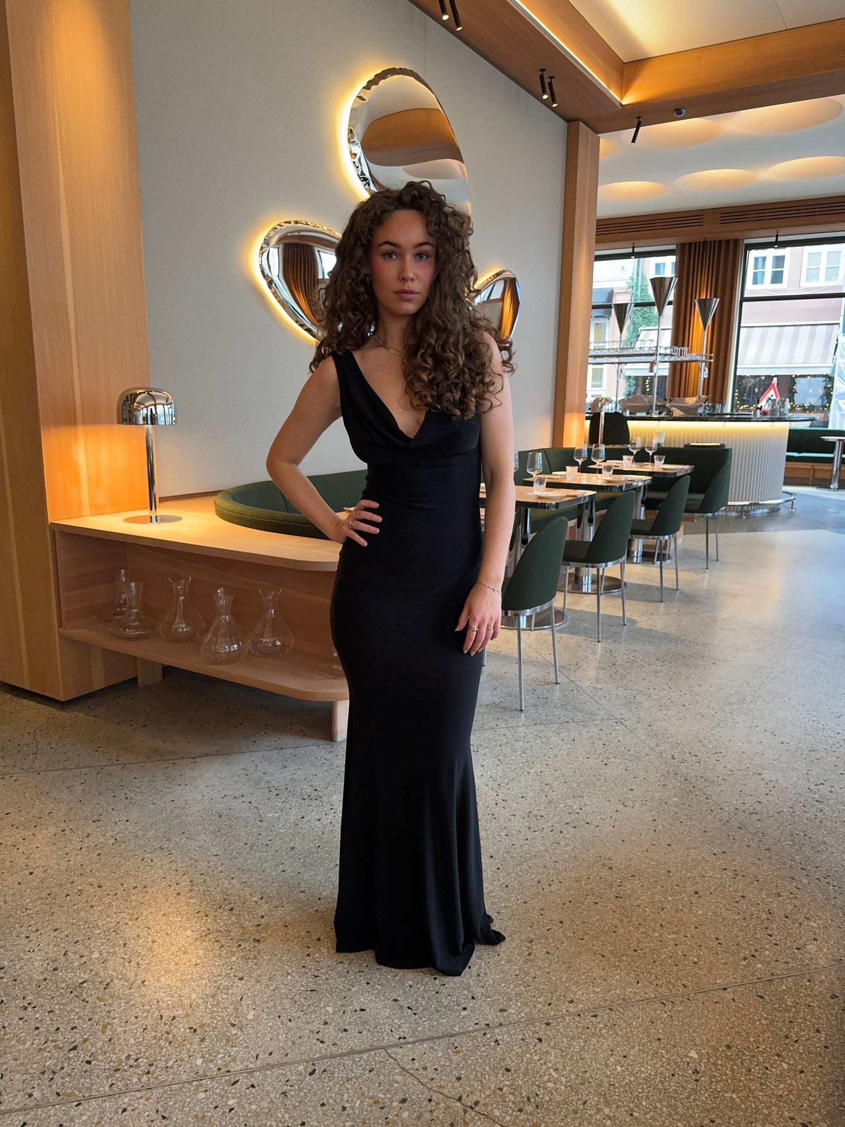 Vestido largo elegante para mujer con abertura y corte ajustado