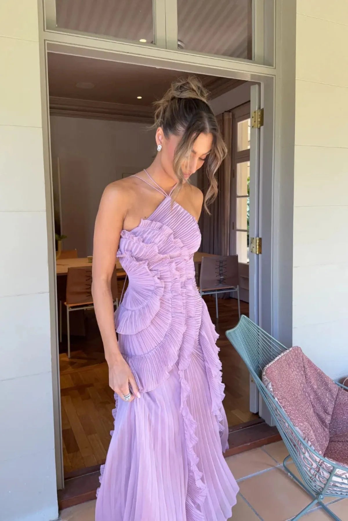 Vestido maxi halter con la espalda al aire, volantes y abertura