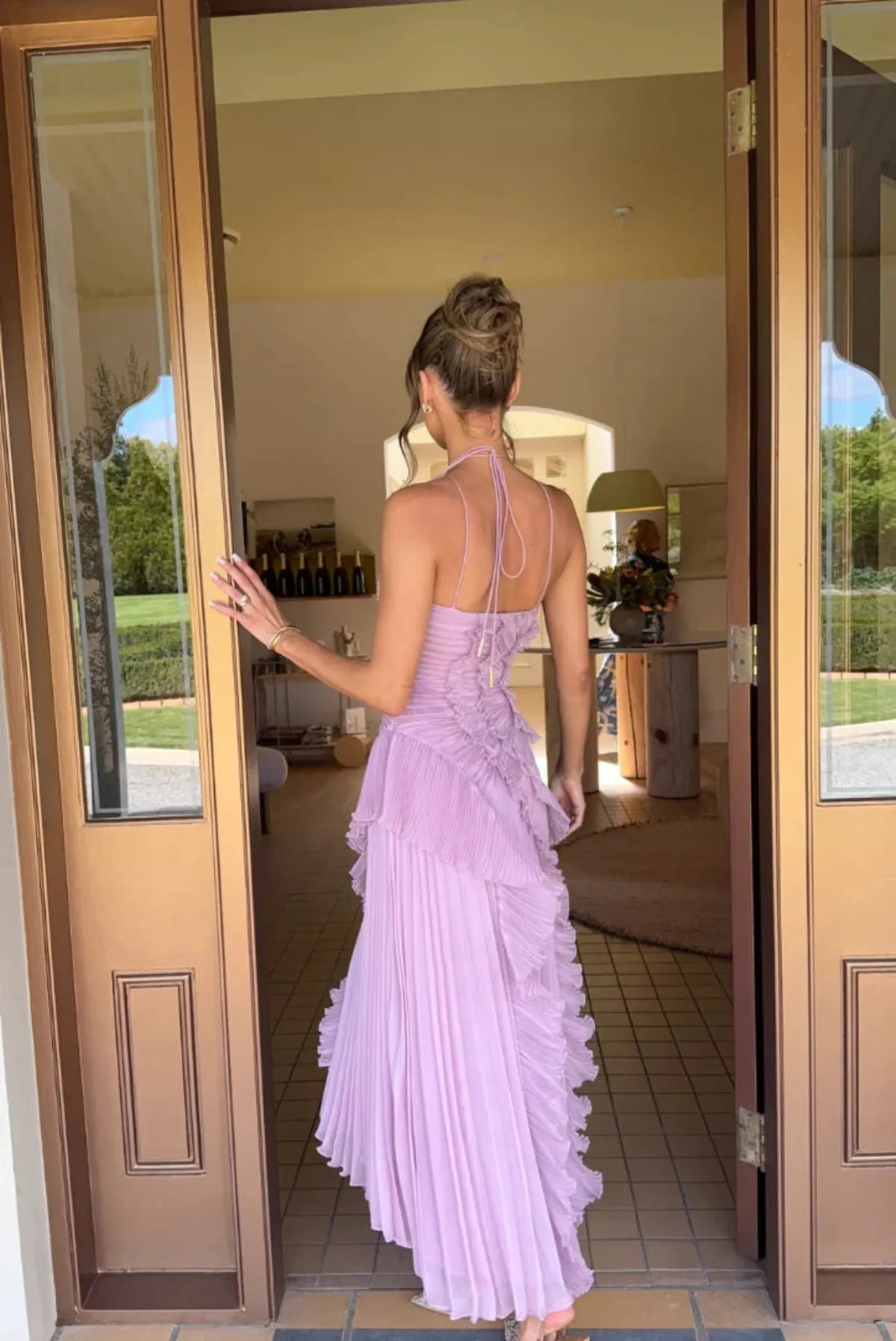 Vestido maxi halter con la espalda al aire, volantes y abertura