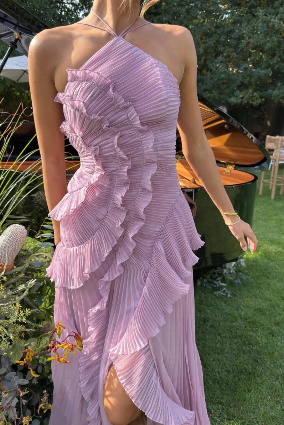 Vestido maxi halter con la espalda al aire, volantes y abertura