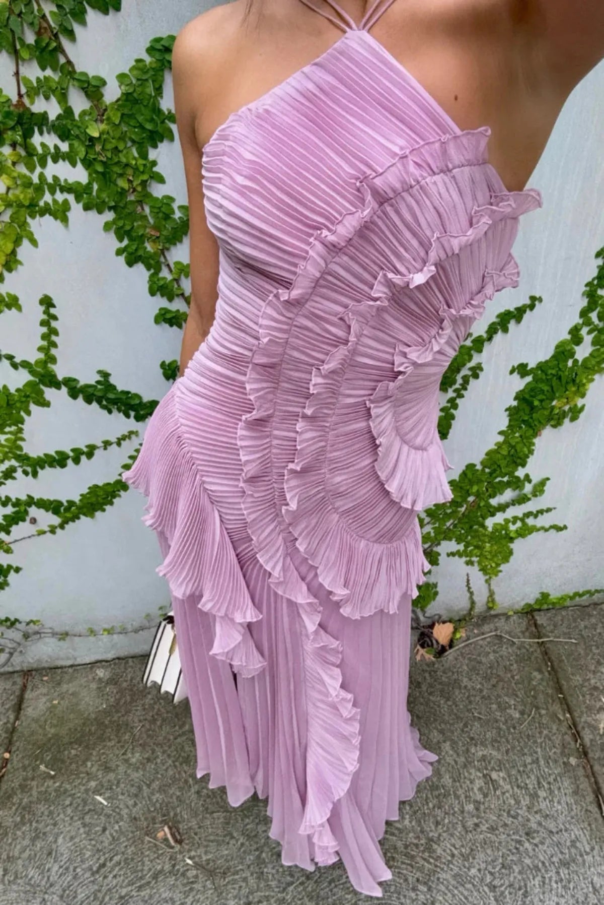 Vestido maxi halter con la espalda al aire, volantes y abertura