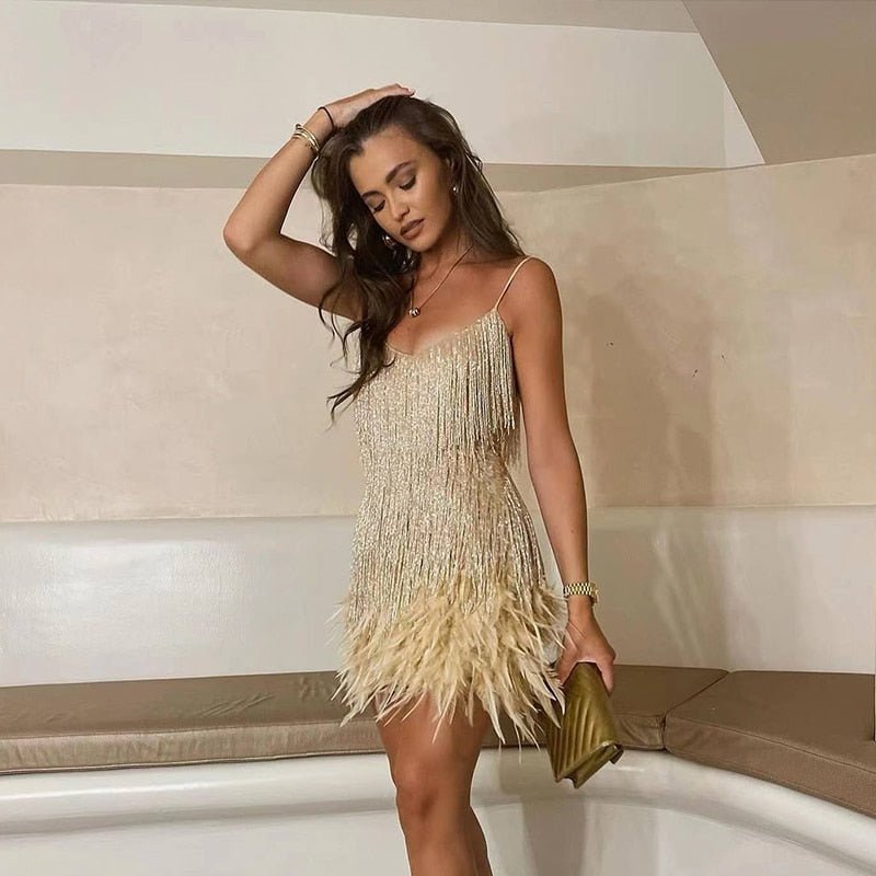 Vestido midi con lentejuelas y plumas de tela ligera