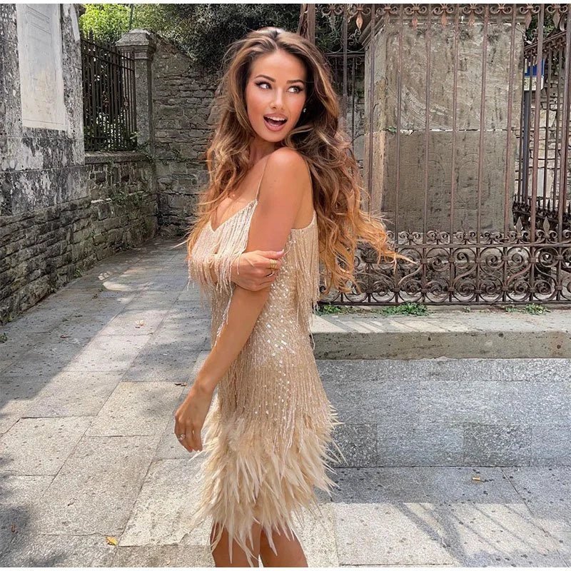 Vestido midi con lentejuelas y plumas de tela ligera