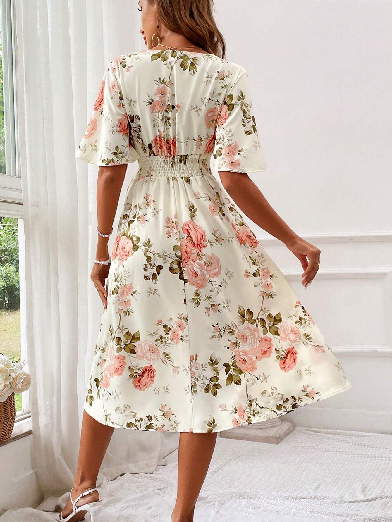 Vestido midi evasé con escote en V