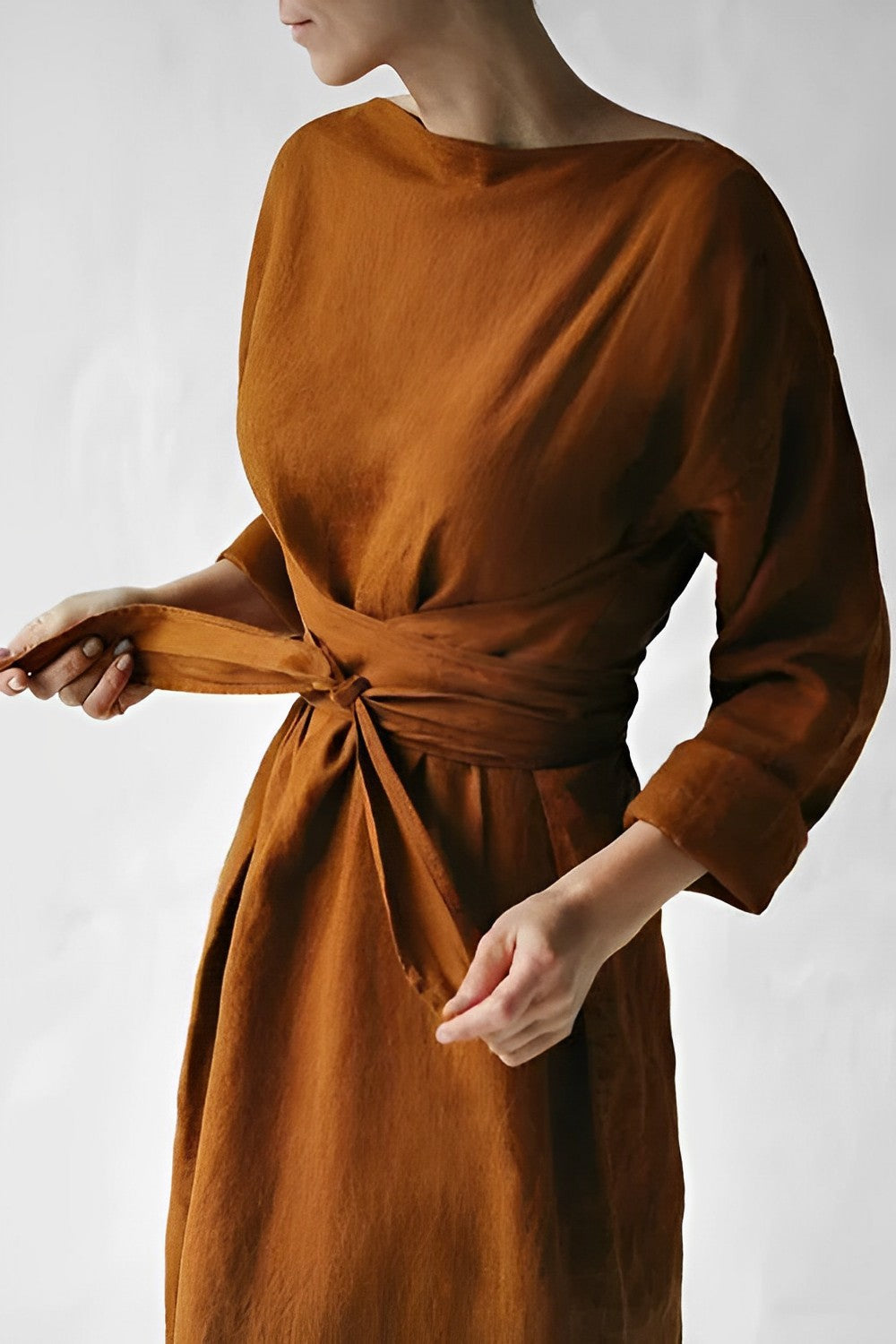 Vestido minimalista de lino hecho a mano con manga larga y cinturón