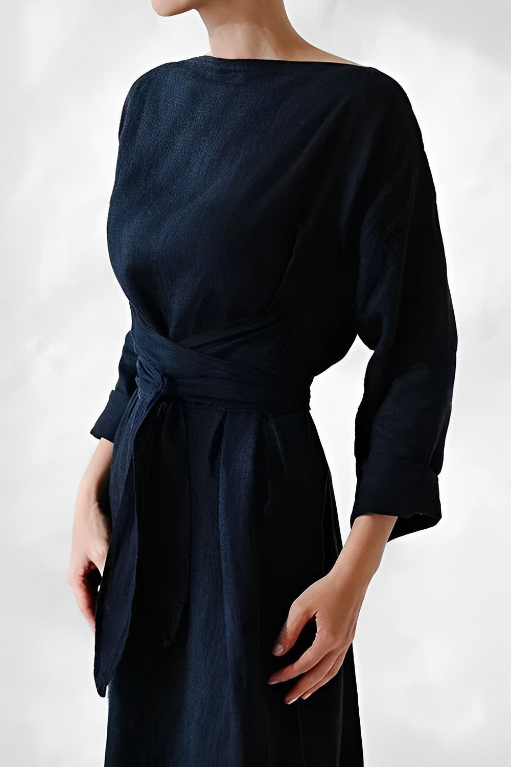Vestido minimalista de lino hecho a mano con manga larga y cinturón