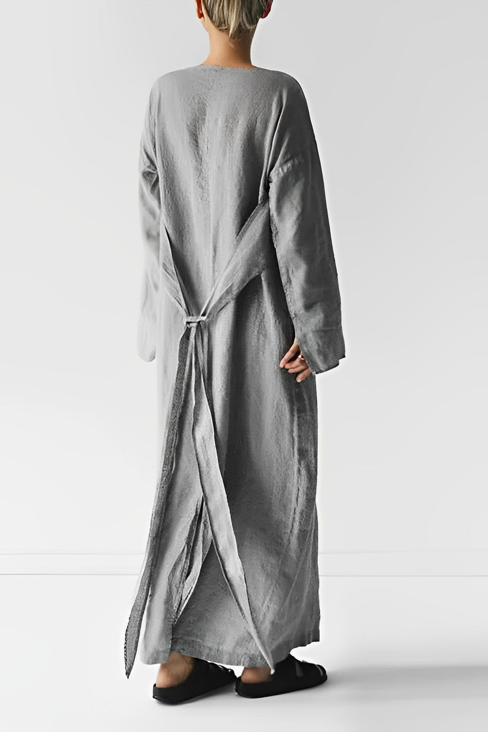 Vestido minimalista de lino hecho a mano con manga larga y cinturón