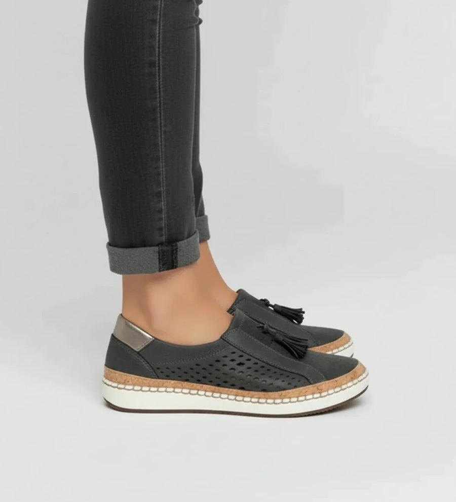 Zapatillas mocasín slip-on para mujer con perforaciones y borlas