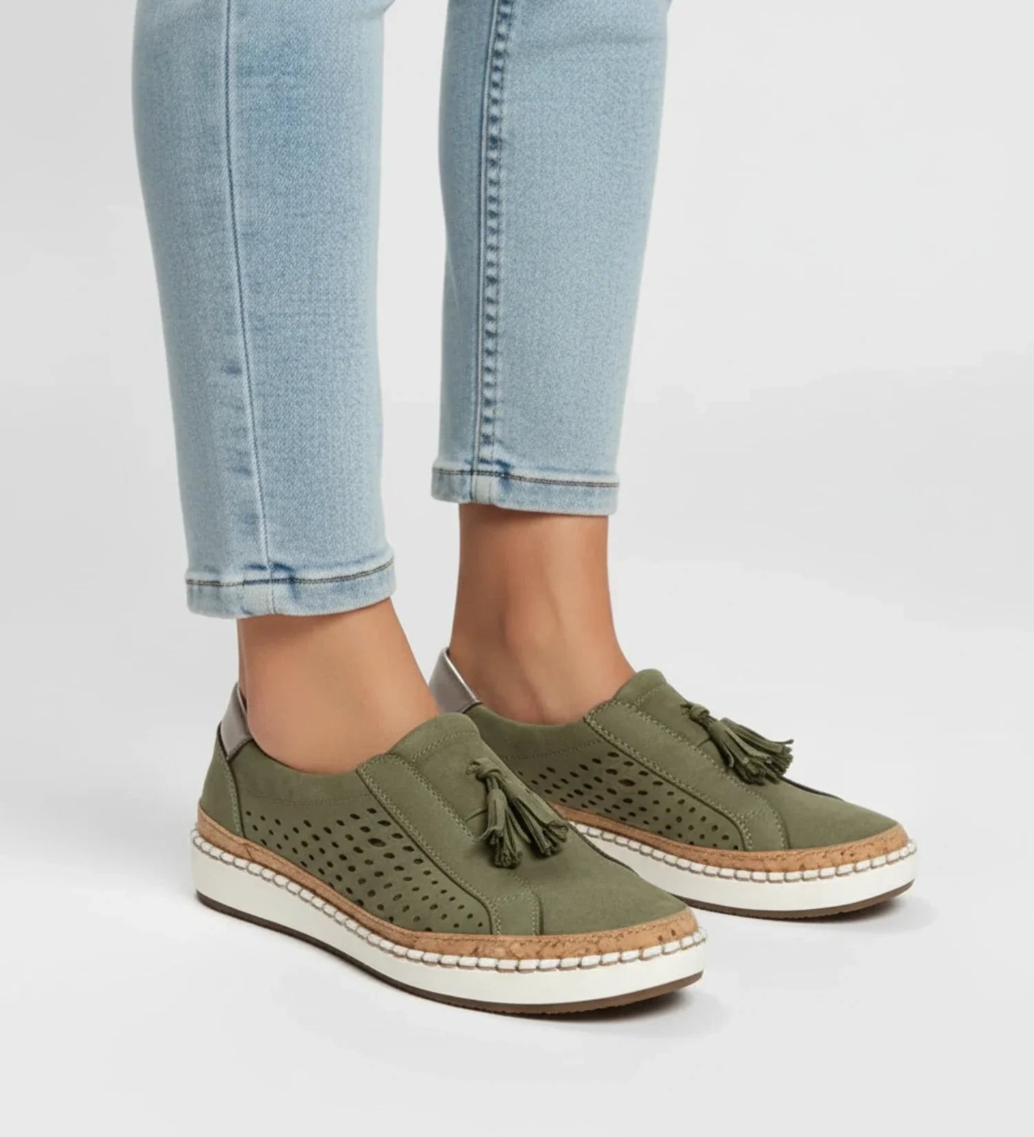 Zapatillas mocasín slip-on para mujer con perforaciones y borlas