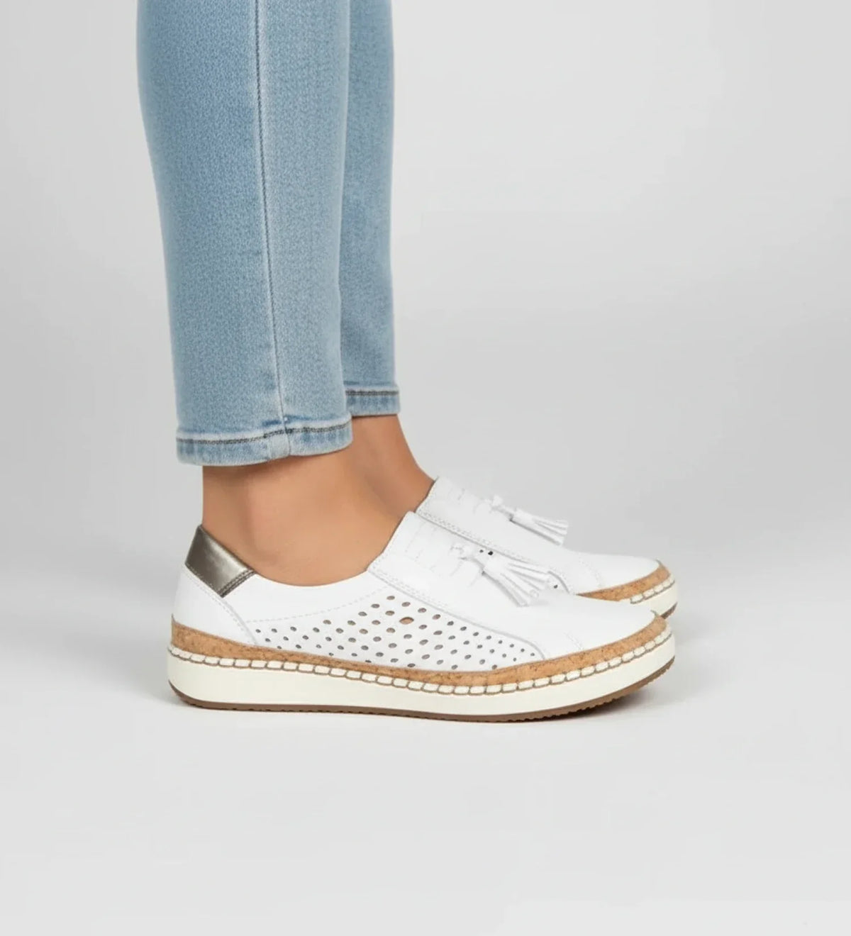 Zapatillas mocasín slip-on para mujer con perforaciones y borlas