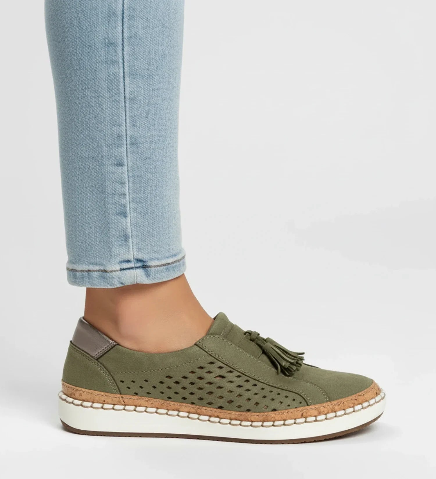 Zapatillas mocasín slip-on para mujer con perforaciones y borlas