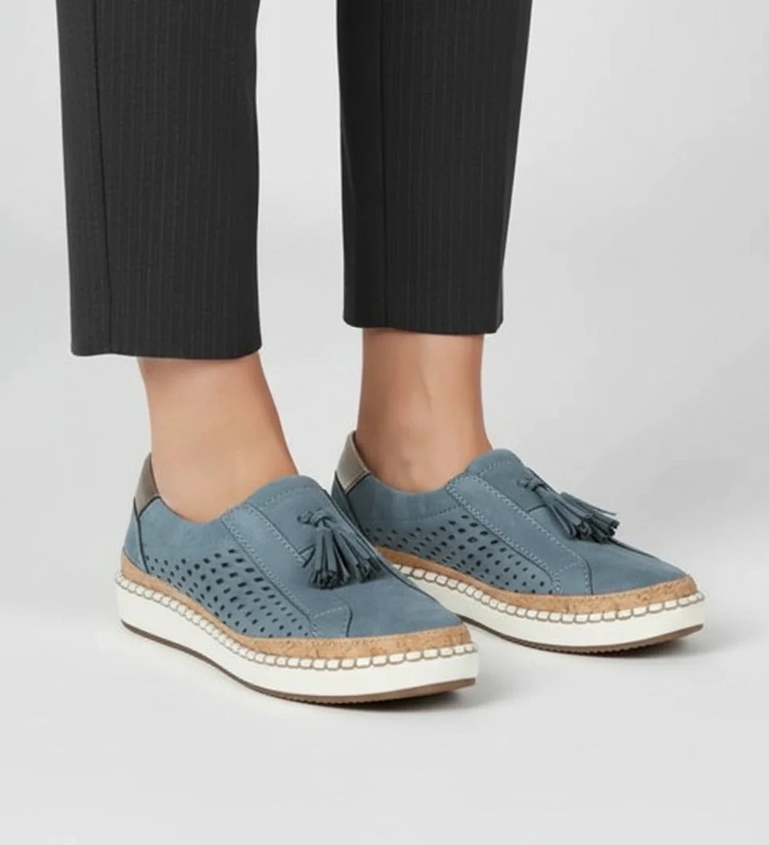 Zapatillas mocasín slip-on para mujer con perforaciones y borlas