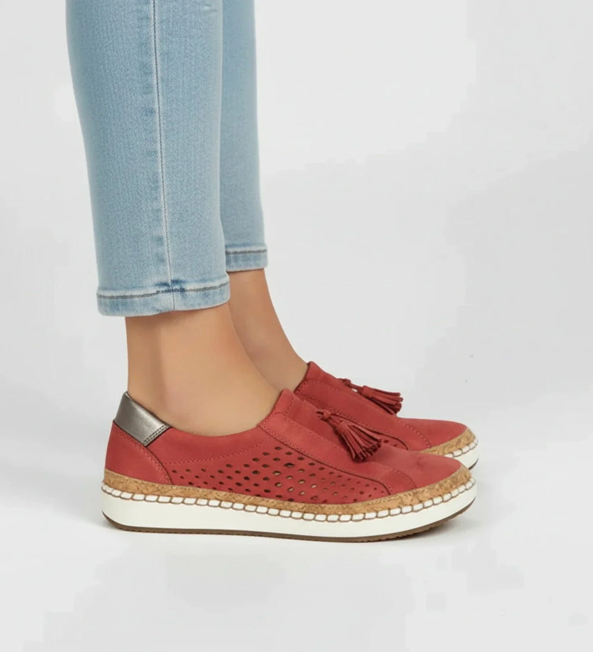 Zapatillas mocasín slip-on para mujer con perforaciones y borlas