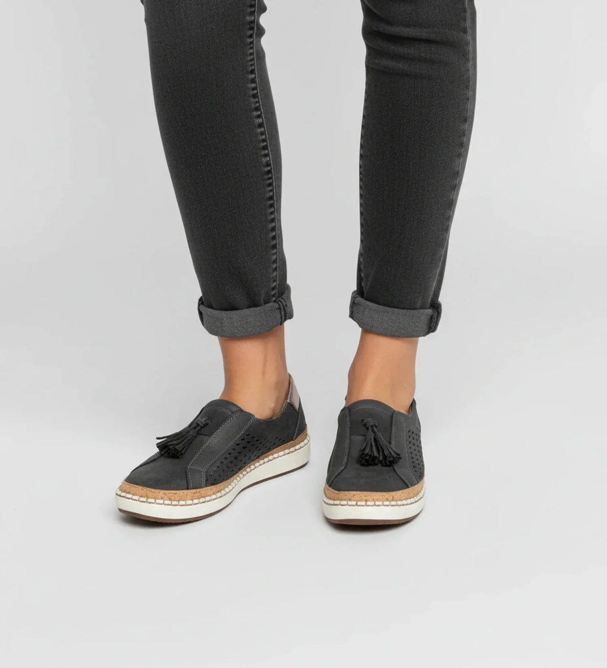 Zapatillas mocasín slip-on para mujer con perforaciones y borlas