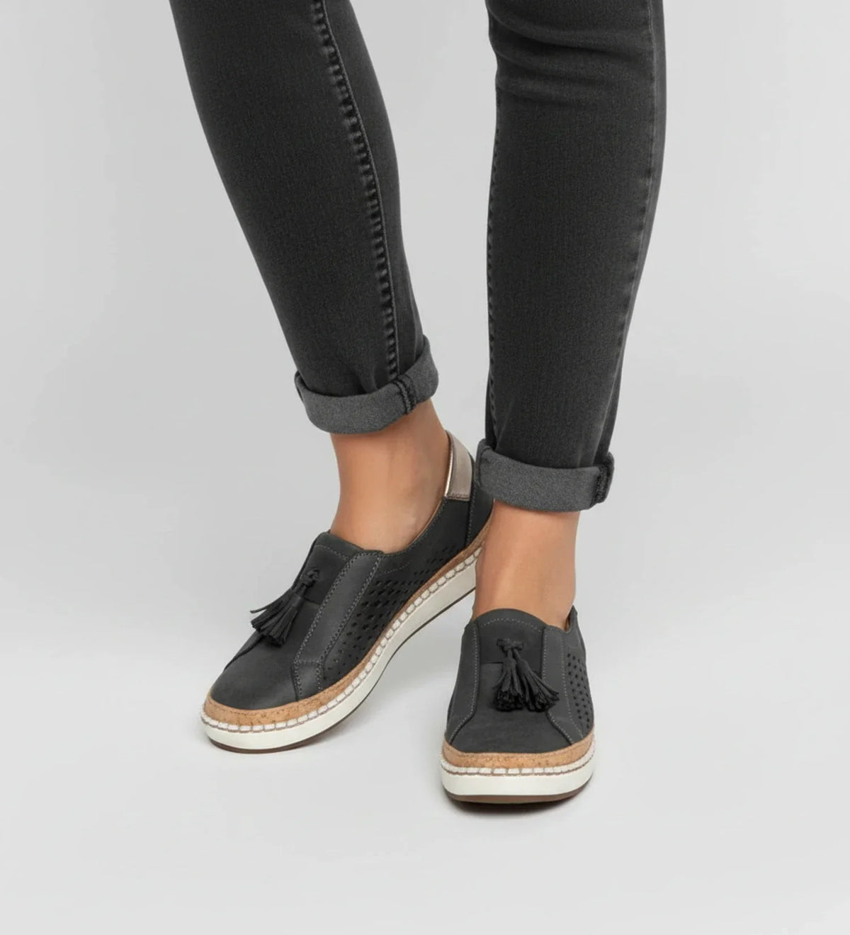 Zapatillas mocasín slip-on para mujer con perforaciones y borlas