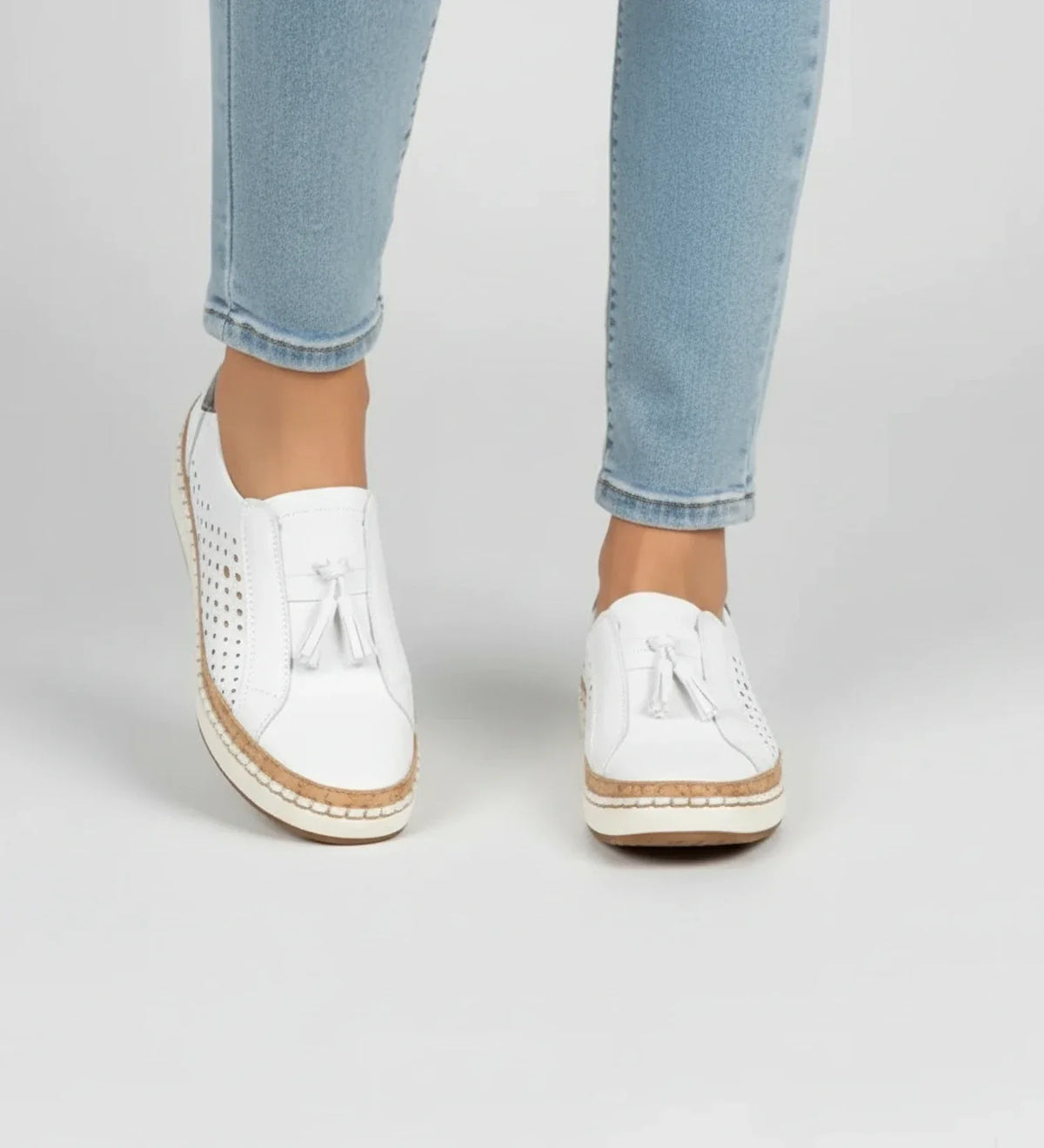 Zapatillas mocasín slip-on para mujer con perforaciones y borlas