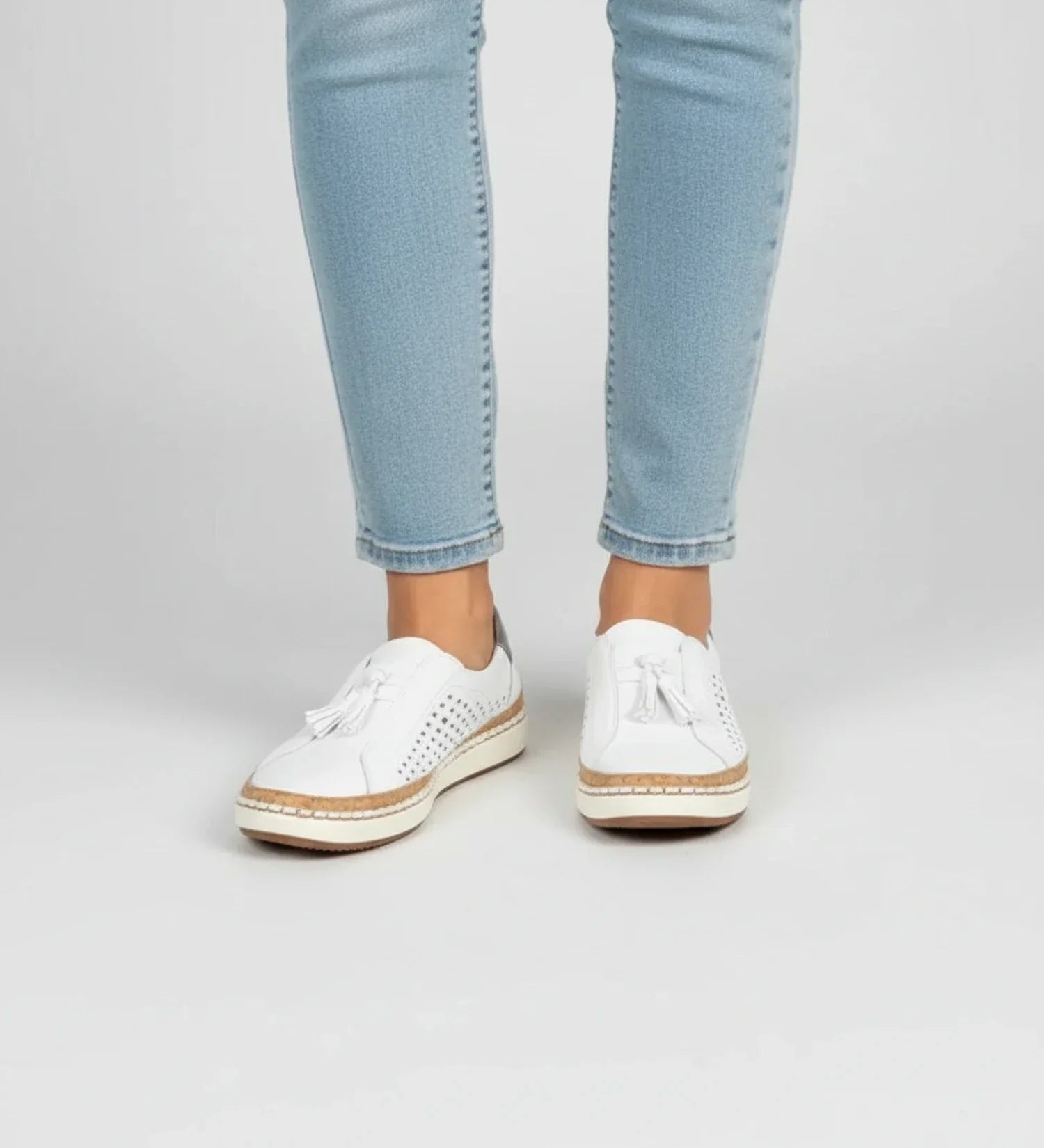 Zapatillas mocasín slip-on para mujer con perforaciones y borlas